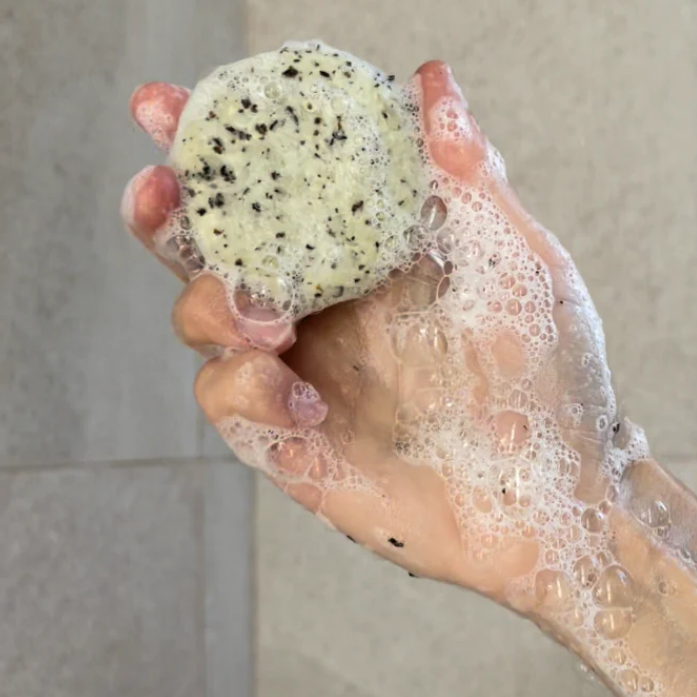 Shampoing astringent solide pour cheveux gras